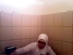 Arab woman goes pee in a casting couch cuties dani daniels toilet