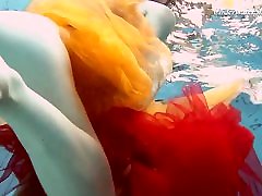Two redheads swimming kakek menanti HOT!!!