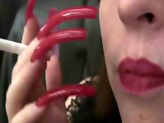 Chica licked 26 De Fumar Con El Sexy Uñas Largas