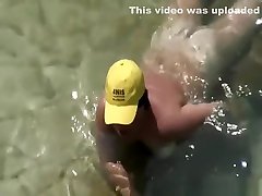 Mature squirt xxxx video with yellow hat on her head