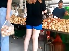 Leegings ass at food market
