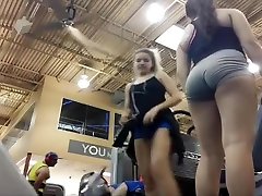 Gym girls spied during their espiando como folla su amiga