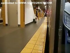 pijana studentka zdejmuje się na stacji metra