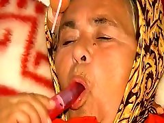 OmaPass old lady masturbating her pussy with toy