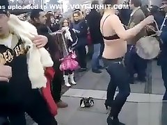 गोल-मटोल रोमानियाई लड़की पर घर के बाहर डांस पार्टी