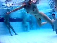 dziewczynka nudystów pobiera jej pussy pounded w basenie