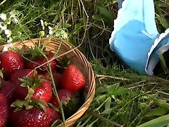 सुंदर रूसी लड़की लिडा के साथ खुद को भाता स्ट्रॉबेरी
