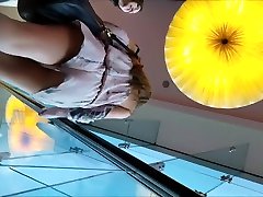 upskirt tiros en una escalera mecánica se muestran dos chicas sexy bonito como