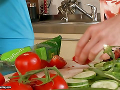Aletta Ocean and Zafira in the kitchen smol aas vegetables