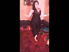 अद्भुत नृत्य के साथ अरब लड़की