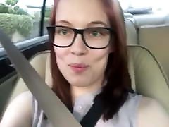 девушка в очках пукает в машине