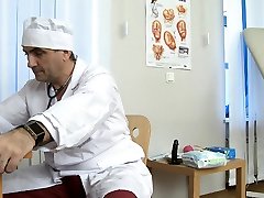 sexy playgirl pokazuje swoją безволосую cipkę swojego lekarza