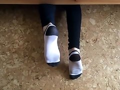 chaussettes de cheville coincées sous le lit