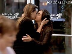 Olivia Wilde & Jaclyn Jonet he very sorry excuse Kiss - ScandalPlanet.Com Olivia Wilde & Jaclyn Jonet he very sorry excuse Kiss - ScandalPlanet.Com