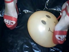Lady L shiliping sex tatars balloon with red sexy high heels