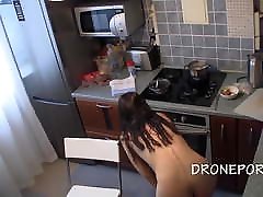 чешский нудист - голая девушка готовит