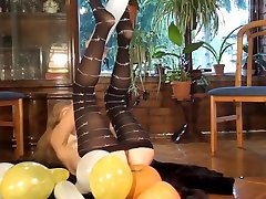 Mature ragazza com le Doris Dawn plays with balloons and her hairy pussy