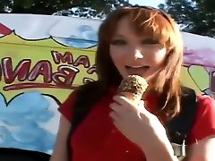 爱尔兰女孩品尝冰淇淋，并希望更多