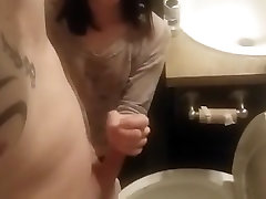 Hand manuel farrari in toilet