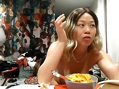 JulietUncensoredRealityTV Season 1 Episode 2: Pissing nackt zuhause & Food Porn