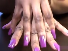ongles longs: vibrations violettes et lotion