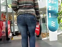 Mature ass in jeans