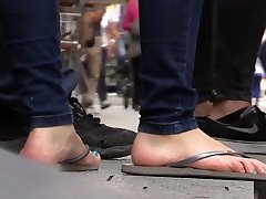 Candid hank hands shoeplay in flip-flops