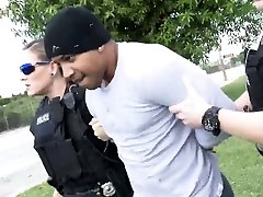 gangster nero americano trovato dalla polizia di milf