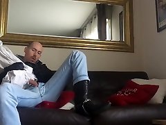 vaqueros de gay orgasm close y cadenas fuck-sesión sofá