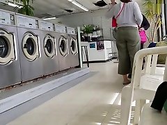 蠕动镜头的女孩在洗衣房漂亮的屁股隔壁类型