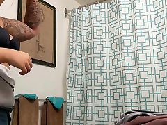 Asian houseguest selling penis fuck girl flagas de mulheres cagando in her bathroom - showering after work