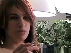 性感的红头发接受采访的被鞭打的吸烟