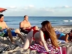 super gorąca nastolatka pasy dla ich rodziców na plaży