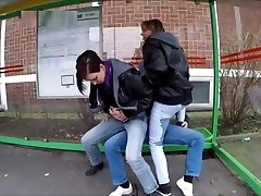Deux fille russian girl whipping sur un inconnu