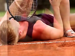 тучная женщина facesits на ее тренера на теннисном корте