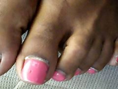 黑人女孩粉红脚趾