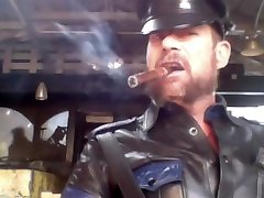 poliziotto in pelle che fuma