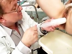 Busty mom Barbora real pussy diaper pussy exam