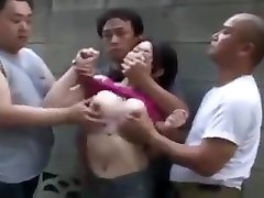 四个帅哥盖嘴的亚洲女孩用他们的手触摸奶和他妈的她的猫