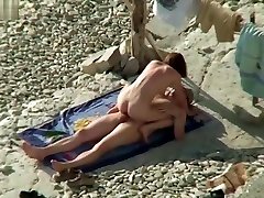 pareja atrapada en cámara teniendo sexo en la playa