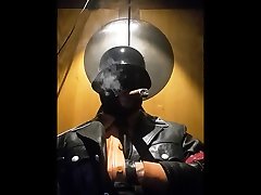 leather uniform officer smoke a sik sok diye inletiyor and jackoff and cum