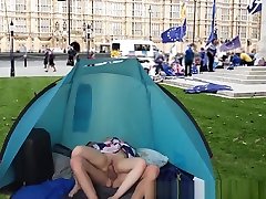 ब्रिटिश संसद के सामने ब्रिटिश किशोर गड़बड़