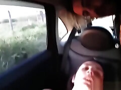 सींग का आदमी कार में उसकी लड़की और उसके चेहरे
