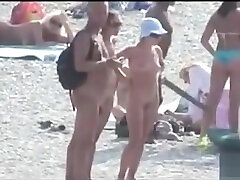 нудистский пляж-наклониться над девушкой