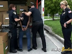 policja reality show ulega napalone policjanci pieprzą czarnego faceta