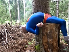 superman fumando en el bosque