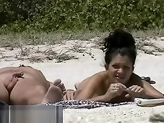 niesamowite nagość niektórych nudystów kobiety na plaży