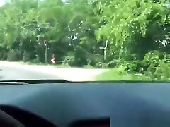 autostopem para uprawia seks na tylnym siedzeniu samochodu, a kierowca film