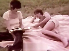 молодая пара отдыха на природе 1960-х годов винтаж