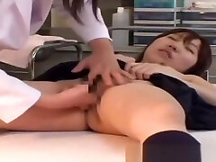 séduisante dame asiatique à la barbe dans la vidéo porno lesbienne